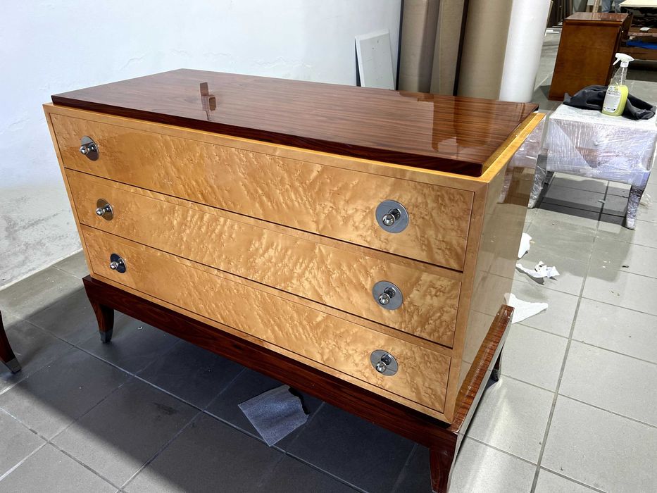 Mobília de Quarto Completa – Cama de Casal com Cabeceira em Pele, Cómoda e Mesa de Cabeceira