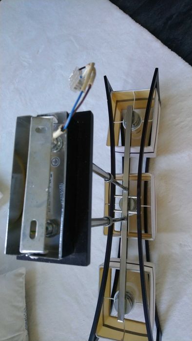 Lampa sufitowa z trzema punktami oświetlenia