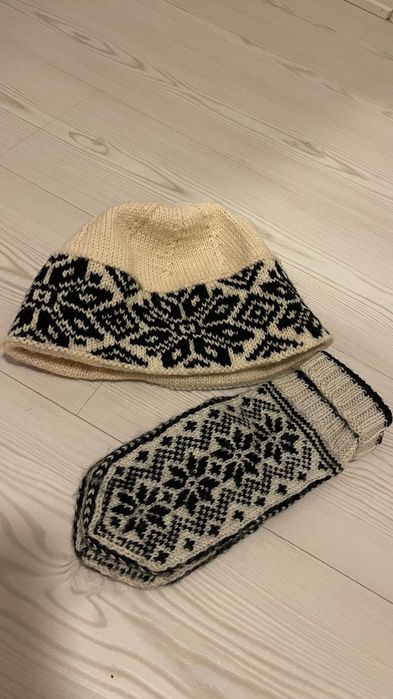 Стильний чорно-білий комплект ручної роботи рукавиці та шапка.Вовна