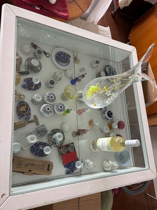 Móvel com arrumação e expositor