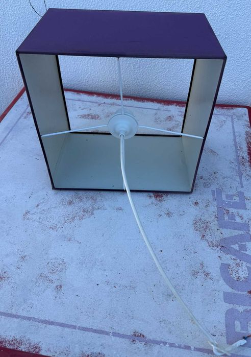 Candeeiro de quarto roxo