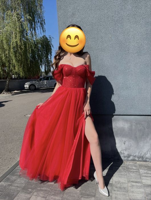 Червона випускна сукня
