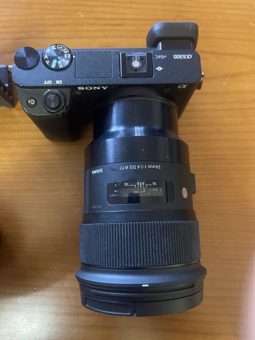 Sony A6300 + Sigma 24mm f/1.4 ART + Sony 16-50 OSS + Cage + 4 Baterias