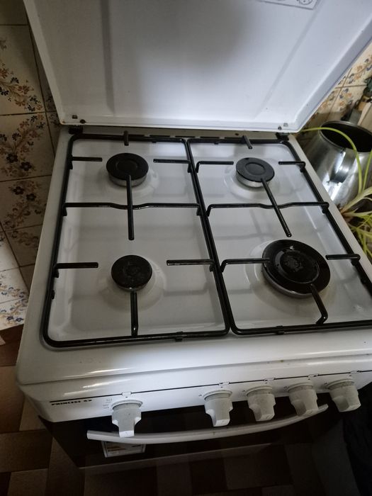 Vendo 3 camas e 2 sofas individuais e 1 fogao