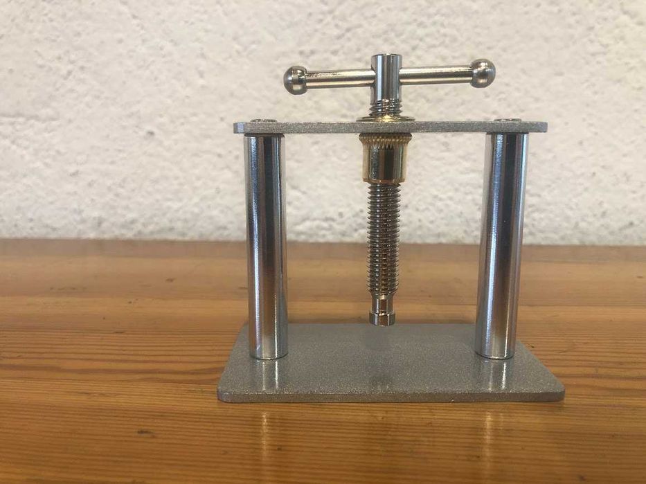 Praska do zegarków ułatwia montaż  tylnej pokrywki