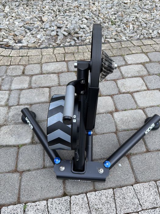 Trenażer Wahoo KICKR v4 (Smart) | Nóżki AXIS | Komplet