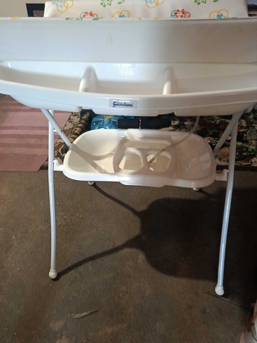 Muda fraldas com banheira e armário