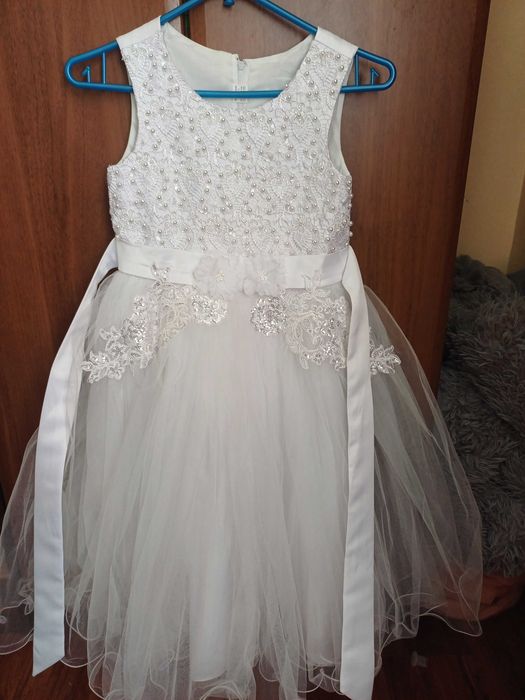 Плаття біле для дівчинки.