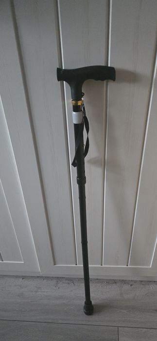 Czarna laska z regulowaną wysokością