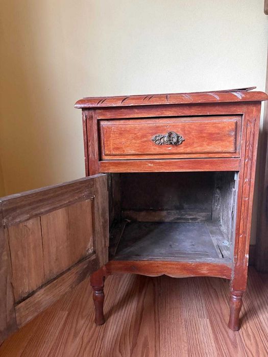 Cama Antiga - com colchão e mesa de cabeceira