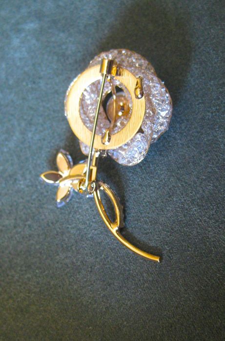 Alfinete / Broche / Pregadeira Flor Dourada c/ Perolas NOVO
