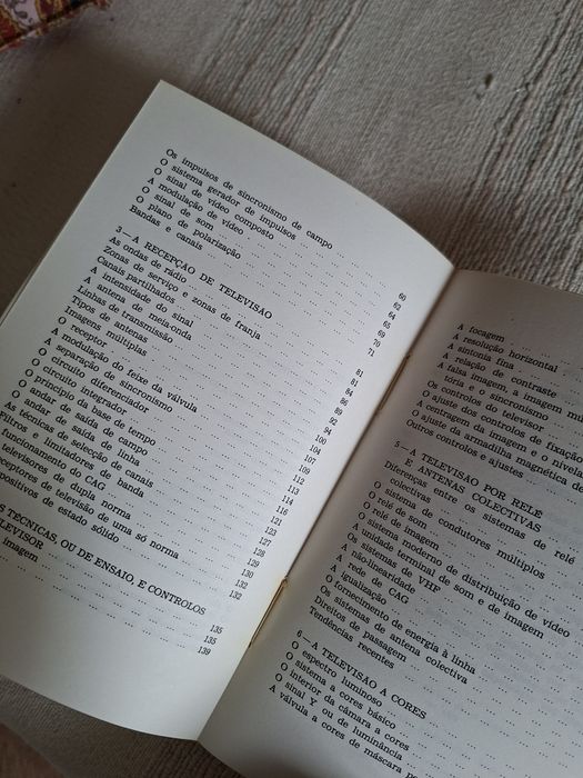 Dois livros técnicos sobre tvs antigas