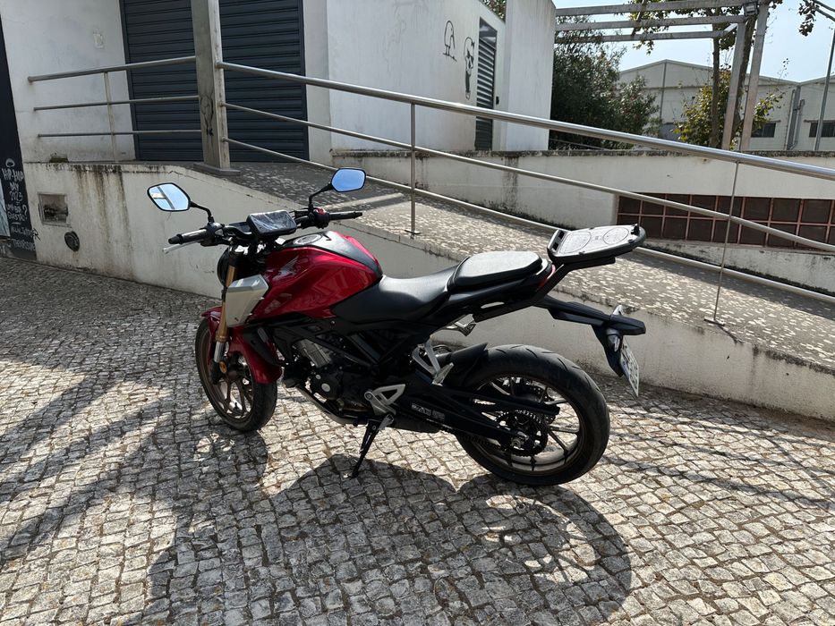 Mota Honda Cb125r vermelha 2023