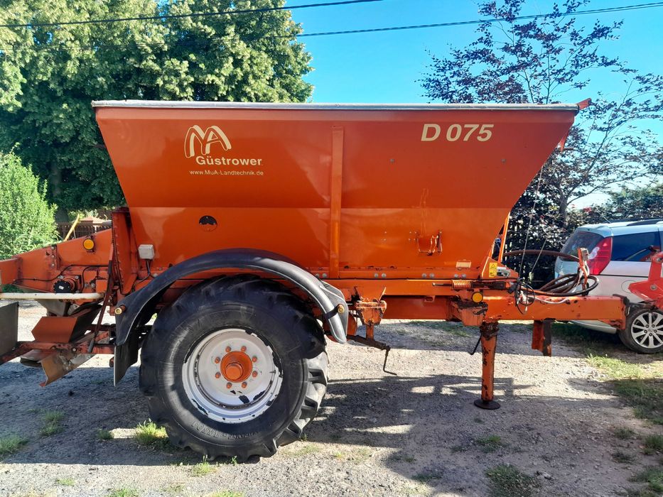 Rozsiewacz wapna, nawozu, piasku- soli Gustrower D075