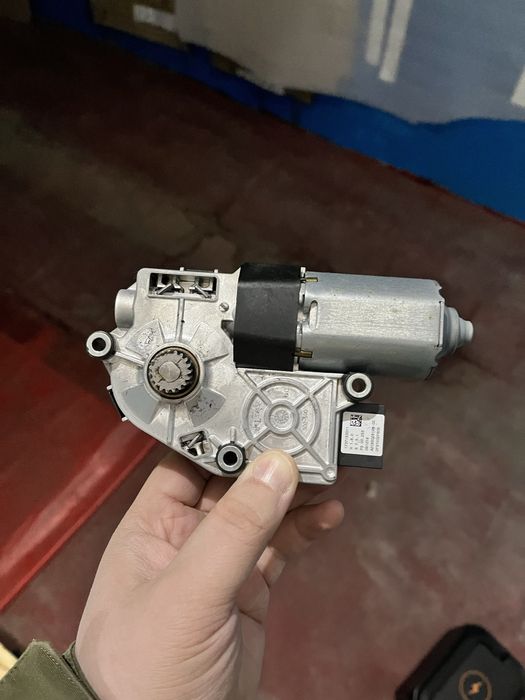 Мотор привода люка Seat Leon 2019 6R0959591D