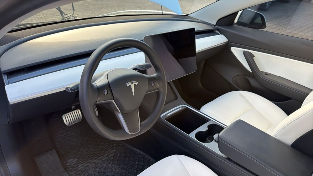 Tesla 3 rok 2021 niski przebieg 50 tys km