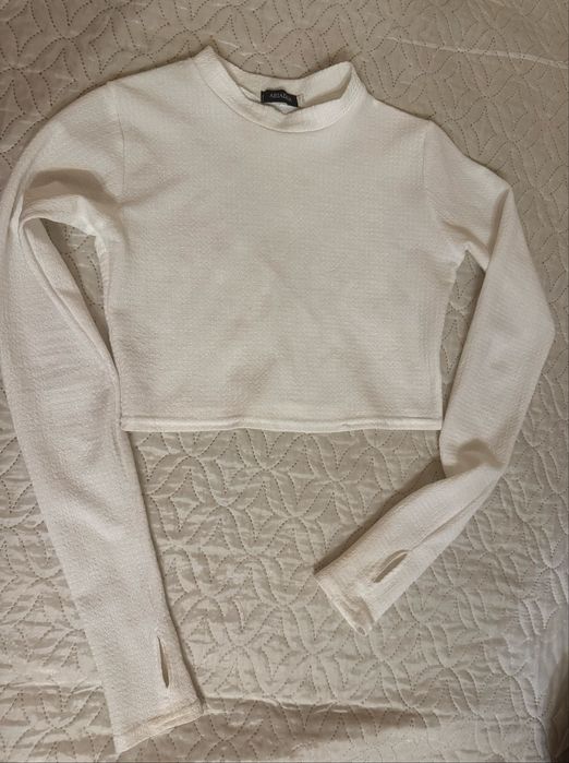 Укороченый белый топ с длинными рукавами