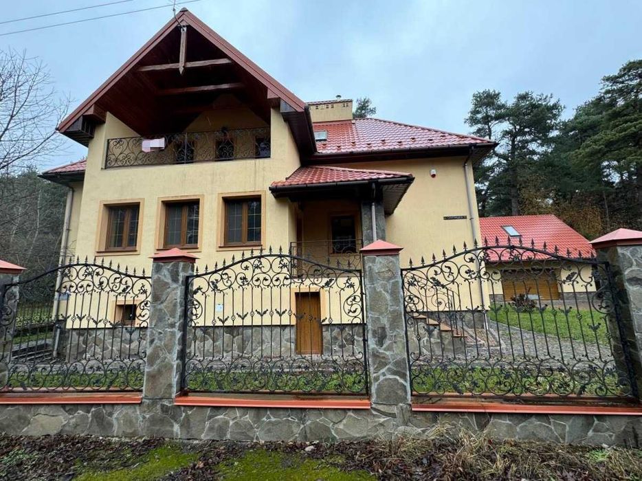 Продається двоповерховий  будинок у Брюховичах поряд з лісом