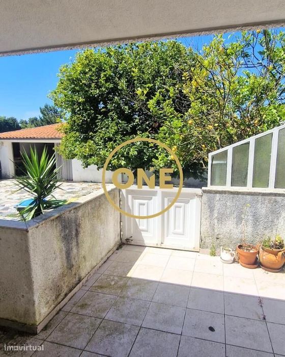Moradia cheia de charme e potencial, a 450 metros da praia de Salgueir