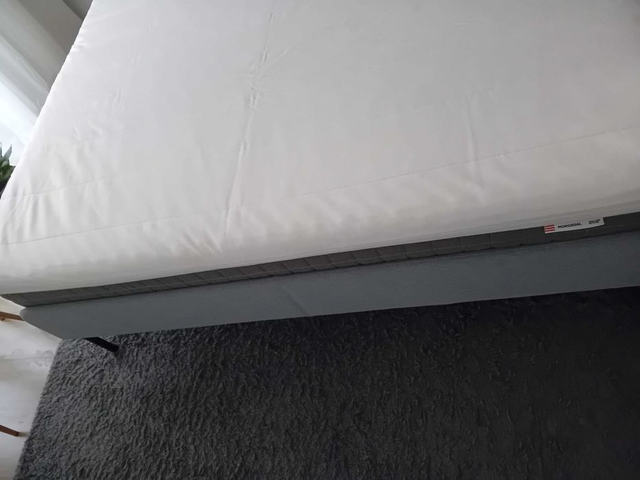 Cama estofada + colchão em excelente estado