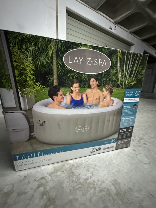 Spa de hidromassagem insuflável com luzes LED para 2-4 pessoas