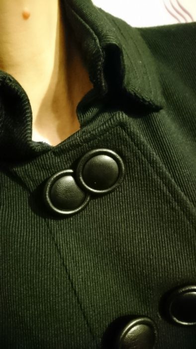 Płaszcz klasyczny czarny dwurzedowy firmy Orsay