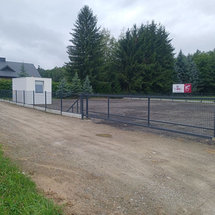 Plac ogrodzony i utwardzony