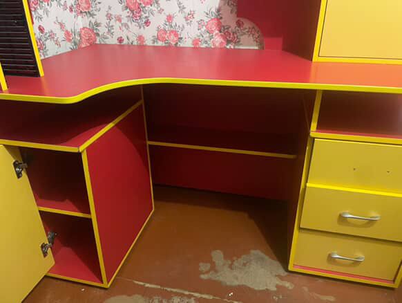 Компʼютерний стіл