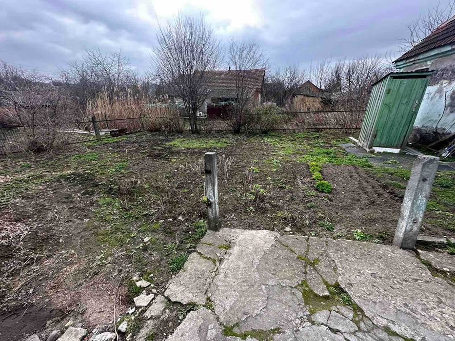 Частина будинку з власним входом, супер локація, мінімальне оформлення