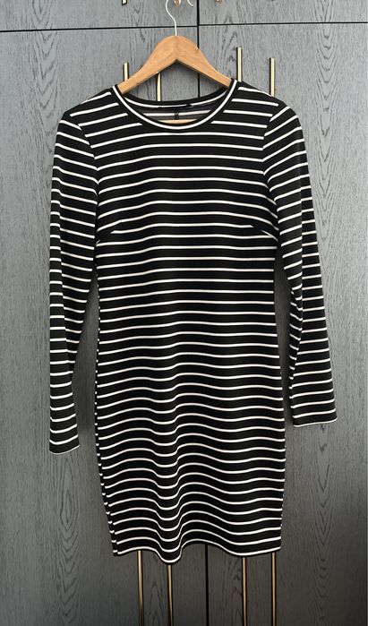 Piekna nowa sukienka w smuzke do kolana