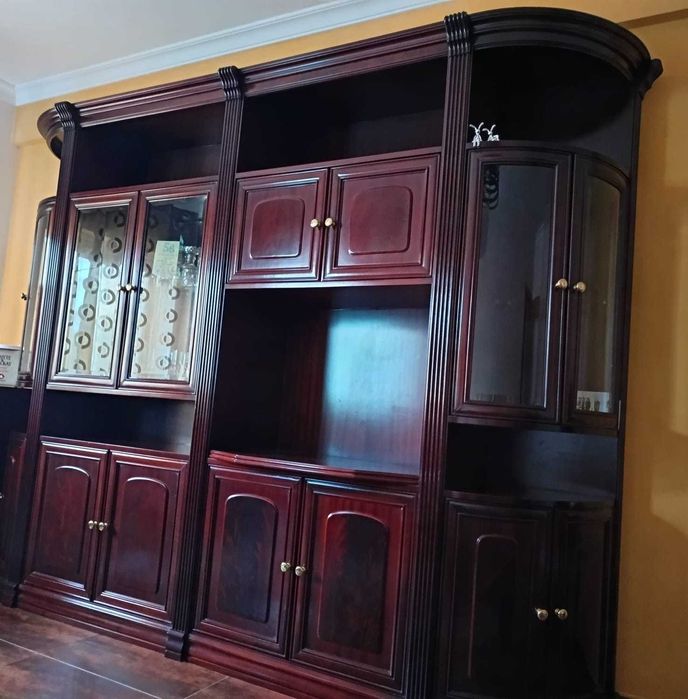 “Móvel madeira maciça, bom estado. Transporte a cargo do comprador.”