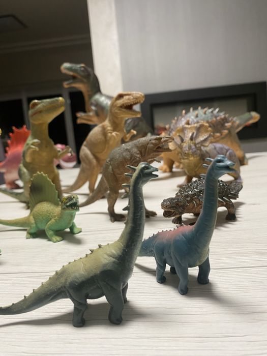 Дитячі іграшки динозаври