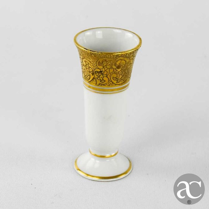 Conjunto de taça, chávena da café e pires e solitário, dec. a ouro