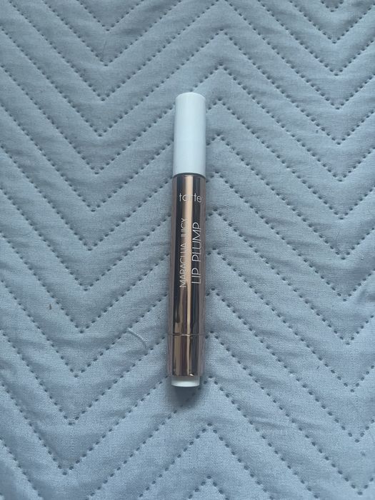 Błyszczyk Tarte Maracuja Juicy Lip Plump odcień Rose Cooper drobinki