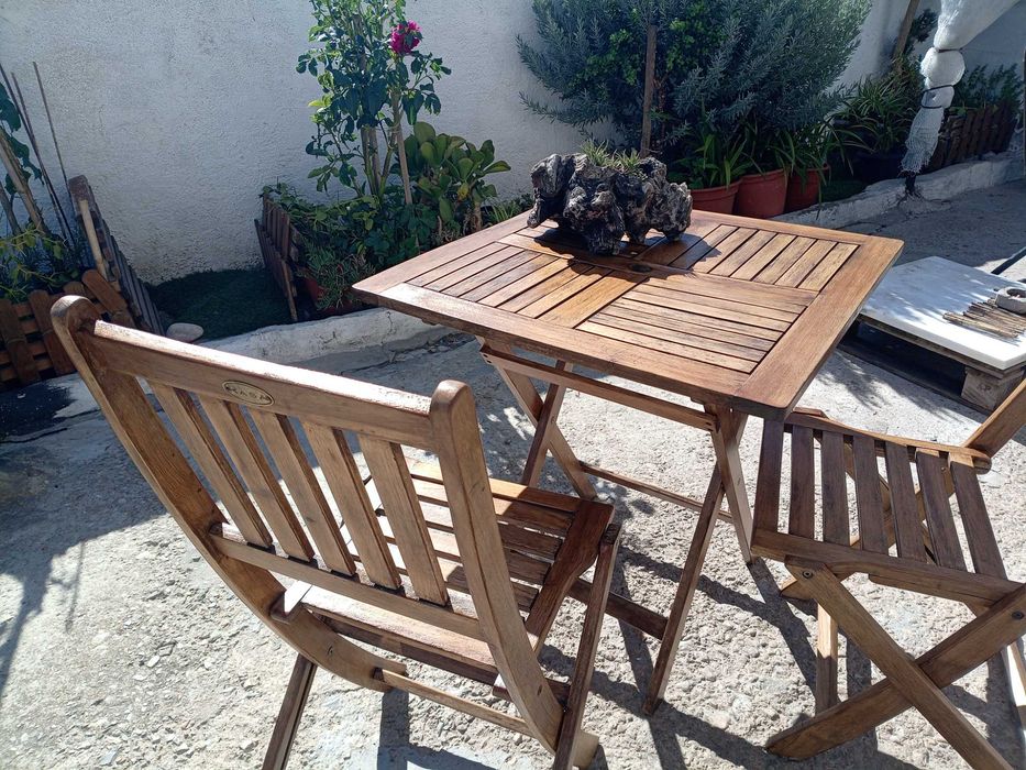 Mesa de madeira com 2 cadeiras