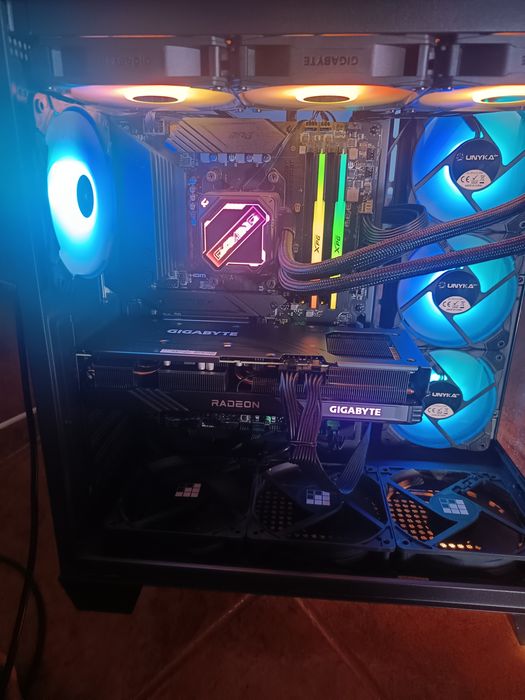 Pc gamer com munitor, teclado e mouse.