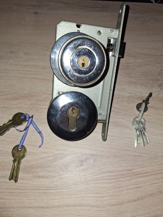 Zamek używany drzwiowy polski na 2 wkładki każda 4 klucze