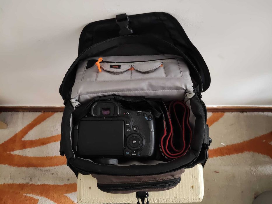 Canon EOS 60D com objetiva EFS 17-85mm + bolsa + tripé