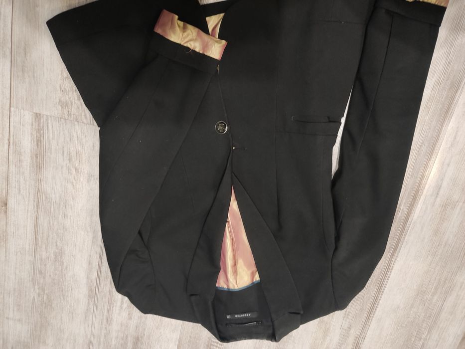 Piękna czarna marynarka ze złota podpinką Reserved