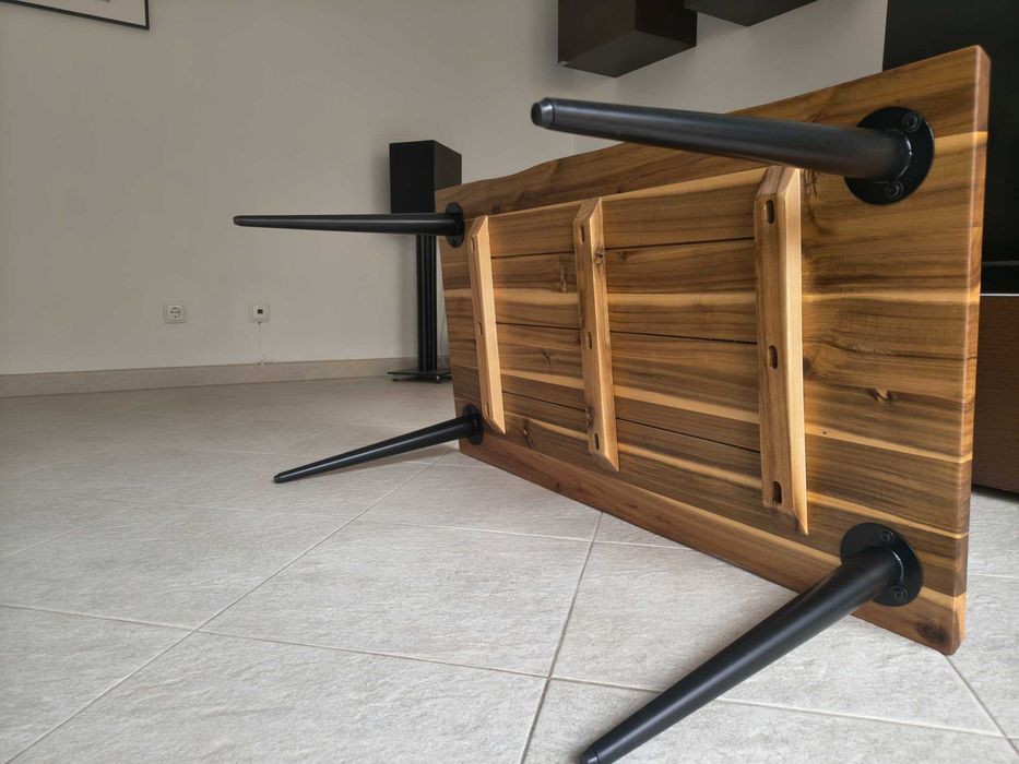 Mesa de centro em madeira maciça - Impecável, como nova