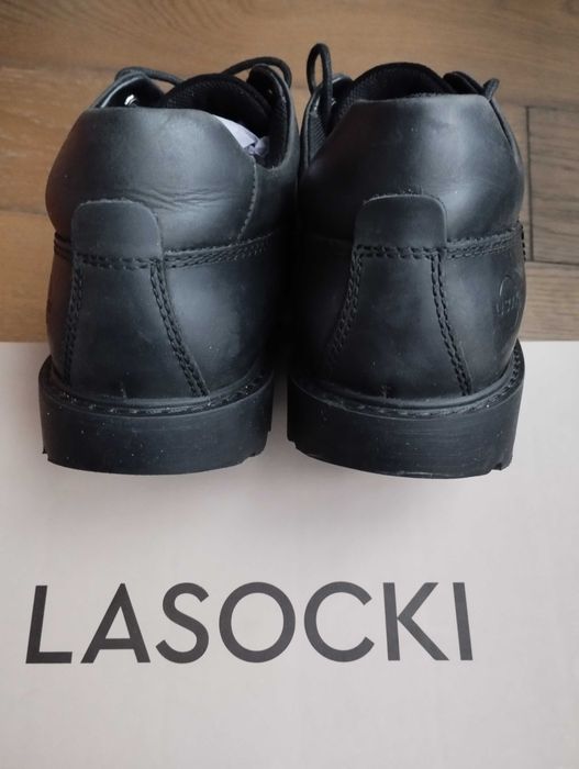 Czarne półbuty firmy Lasocki