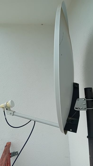 Antena satelitarna nie jest skorodowana, ma 5 lat