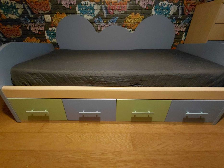 Cama com gavetas de arrumação