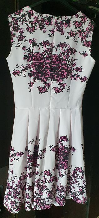 Biała rozkloszowana sukienka w kwiaty Vubu M