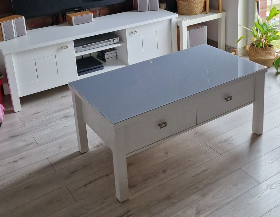 Sprzedam drewniany, biały stolik