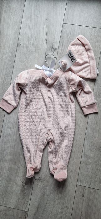 DKNY Jeans komplet niemowlęcy zestaw śpiochy śpioszki pajacyk czapka