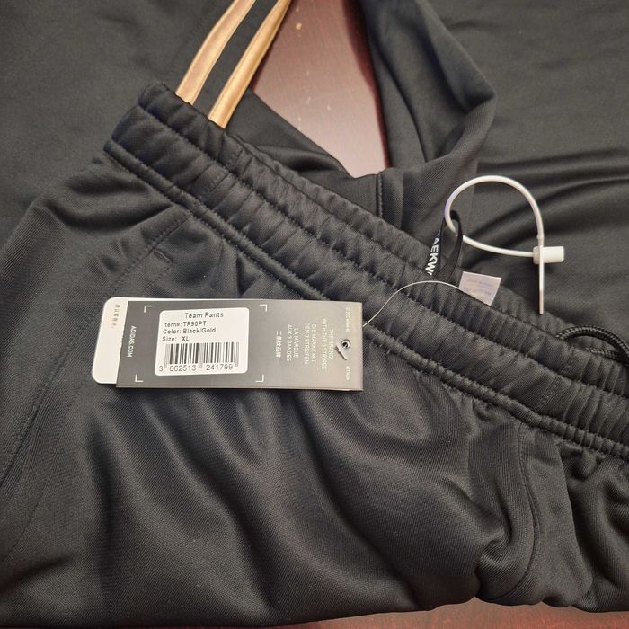 Męskie spodnie dresowe adidas XL nowe ze złotymi lampasami