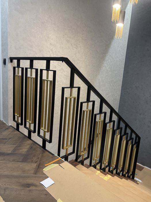 Металеві перила.