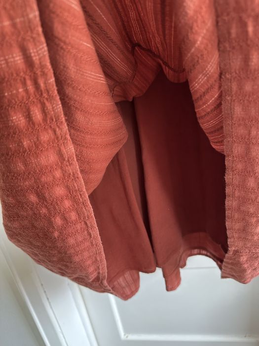 Vestido Anne Weyburn, cor de tijolo, 44, folhos na saia, forro