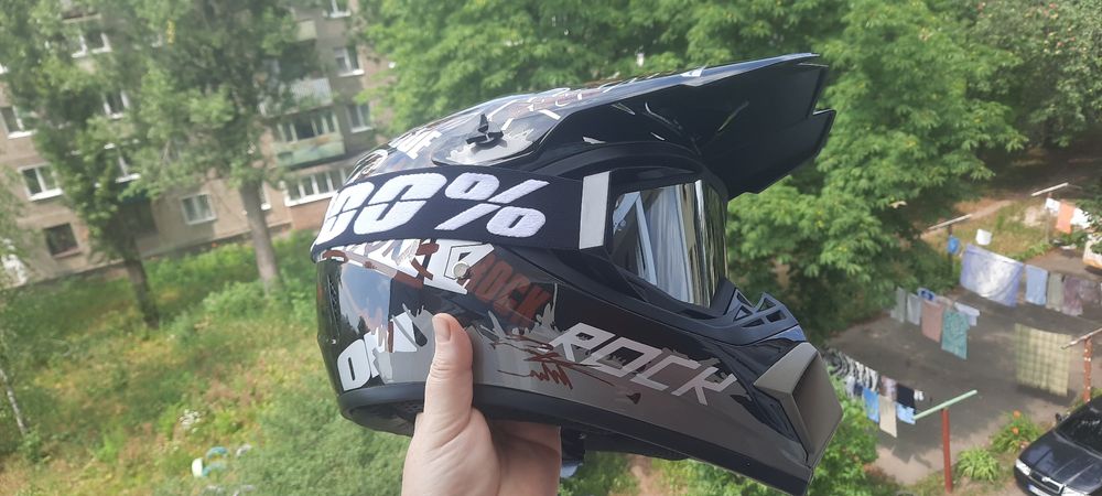 Шолом з окулярами